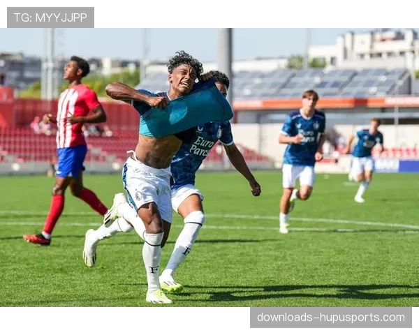 特写：看台上的球探，频繁记录着乌迪内斯边锋在转换中的冲刺数据